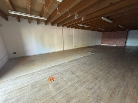 Vente Local commercial toutes activités sauf restauration  , 1170 pi2 sur un axe fréquenté, à Avignon (84000) en France