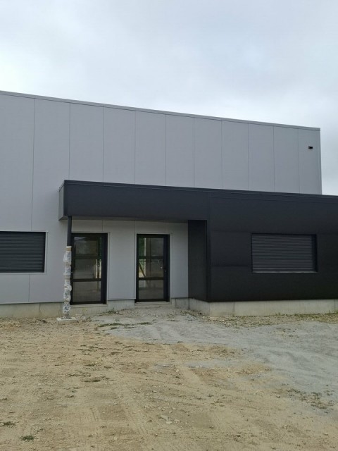 Vente Local d'activité / Entrepôt, 114 m2 dans une zone d'activité, à Saint-André-des-Eaux (44117)