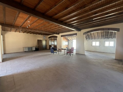 Vente Local commercial de 140 m2 pour nombreuses activités dans une zone dynamique, à Arles (13104)