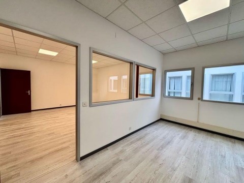 Vente Bureaux libres dans une zone artisanale et économique, à Le Mont-sur-Lausanne en Suisse