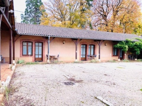 Vente Bar, Hôtel restaurant de 15 chambres avec terrasse sur un axe fréquenté, à Tournus (71700)