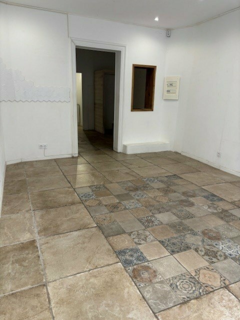 Vente Local commercial de 38 m2 pour plusieurs activités dans une rue commerçante, à Arles (13200)