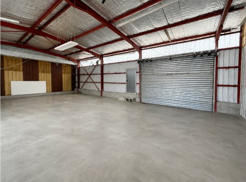 Vente Local d'activité de 150 m2 avec terrain à Bédarrides (84370)