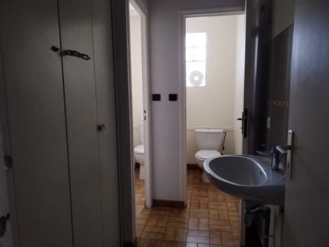 Vente Local commercial avec 3 bureaux de 83 m2 dans une zone industrielle, à Souppes-sur-Loing (77460)