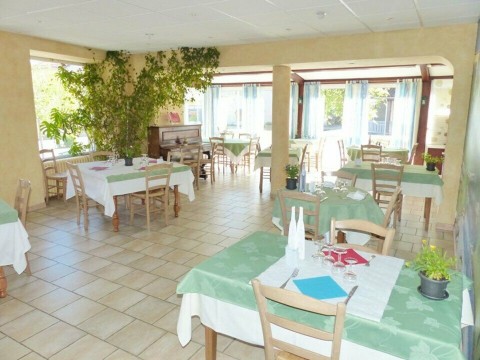 Vente Bar, Hôtel restaurant de 10 chambres avec piscine et salle de séminaire proche du Puy-en-Velay (43000)