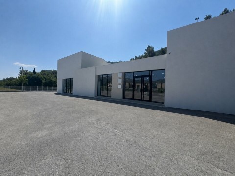 Vente Local de 170 m2 pour nombreux projets commerciaux dans une zone industrielle, à Aubagne (13400)