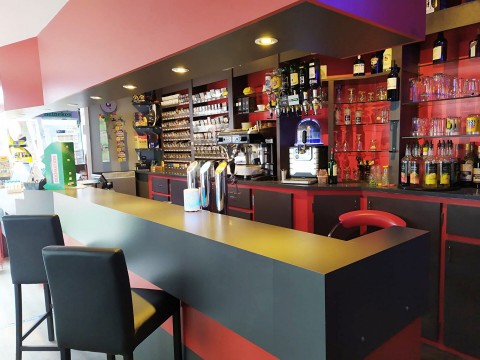 Vente Bar, tabac, jeux, journaux de 16 places avec terrasse sur un axe passant, à Fougères (35300)