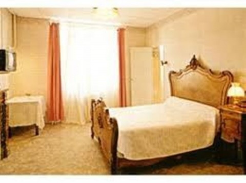 Vente Bar, Hôtel restaurant 2* de 9 chambres avec terrasse sur un axe fréquenté, à Estivareilles (03190)