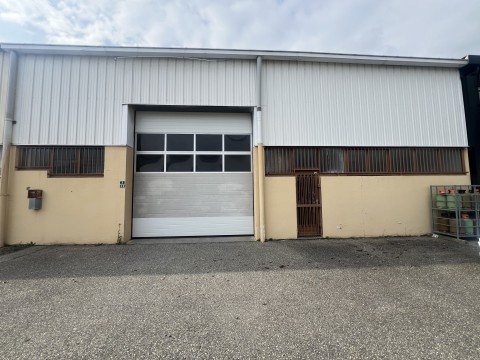 Vente Bâtiment atelier de 300 m2 dans une zone artisanale, à Porte-de-Savoie (73800)