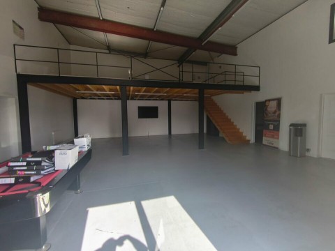 Vente Local d'activité de 346 m2 dans une zone industrielle, à Nantes (44000)
