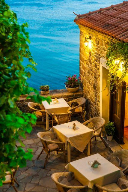 Vente Restaurant avec terrasse au bord d'un lac, à Bourg-en-Lavaux en Suisse