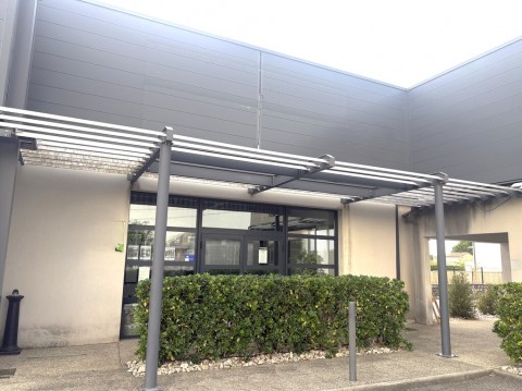 Vente Local de 95 m2 pour une activité de bureaux ou commerciale sur une route fréquentée, à Montélimar (26200)