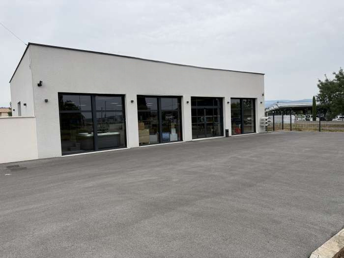 Vente Local commercial de 300 m2 pour différentes activités sur un emplacement N°1, proche d'Aubenas (07200)