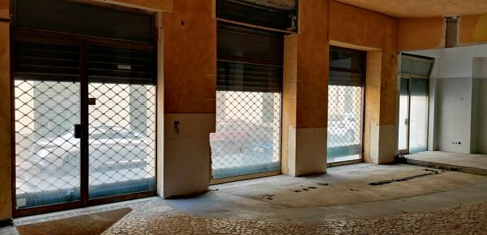 Vente Local commercial pour plusieurs d'activités à Ventimiglia en centre ville en Italie
