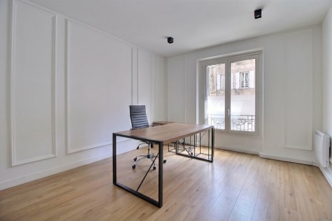 Vente Bureaux / Locaux professionnels, 95 m2 dans une zone fréquentée, à Marseille (13008) en France