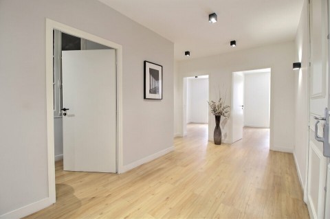 Vente Bureaux / Locaux professionnels, 1030 pi2 dans une zone fréquentée, à Marseille (13008) en France