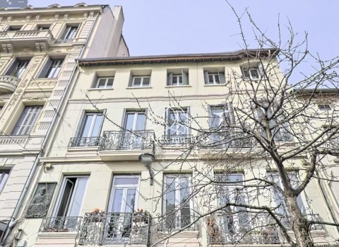 Vente Local commercial Immeuble, 570 m2 à proximité de toutes les commodités, à Saint-Étienne (42000)