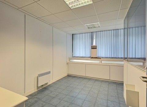 Vente Murs commerciaux, 142 m2 dans une zone d'activité, à Puget-sur-Argens (83480)