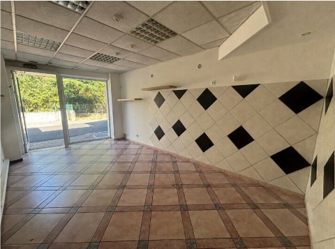 Vente Local commercial de 40 m2 pour des activités d'esthétique, beauté, soins, services, professions libérales sur un axe passant, à Bollène (84500)