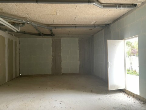 Vente Local commercial de 1640 pi2 dans une zone dynamique, à La Queue-en-Brie (94510) en France