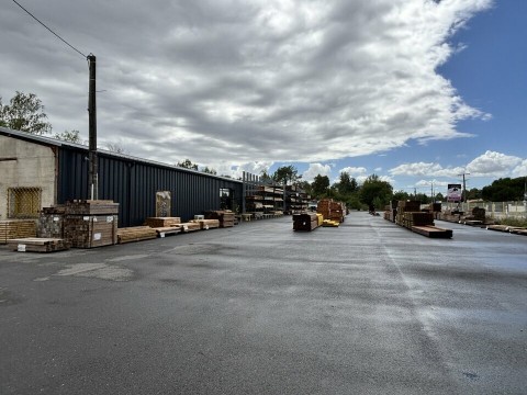 Vente Local commercial Local d'activité / Entrepôt, 8620 pi2 à Saint-Denis-de-Pile (33910) en France