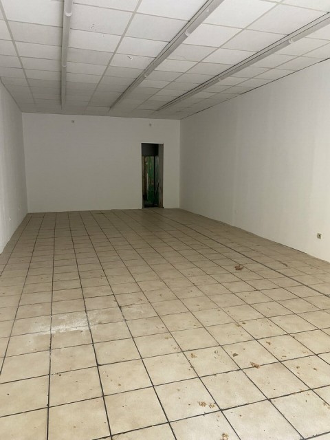 Vente Local commercial de 650 pi2 pour plusieurs activités dans une zone dynamique, à Marseille (13006) en France