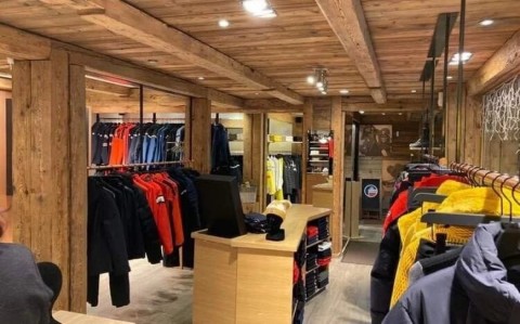 Vente Vêtements de sport dans une zone touristique, à La Clusaz (74220) en France