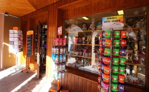 Vente Presse, Loto, Accessoire, Bazar / cadeaux, 650 pi2 sur un emplacement N°1, à Moutiers (73600) en France