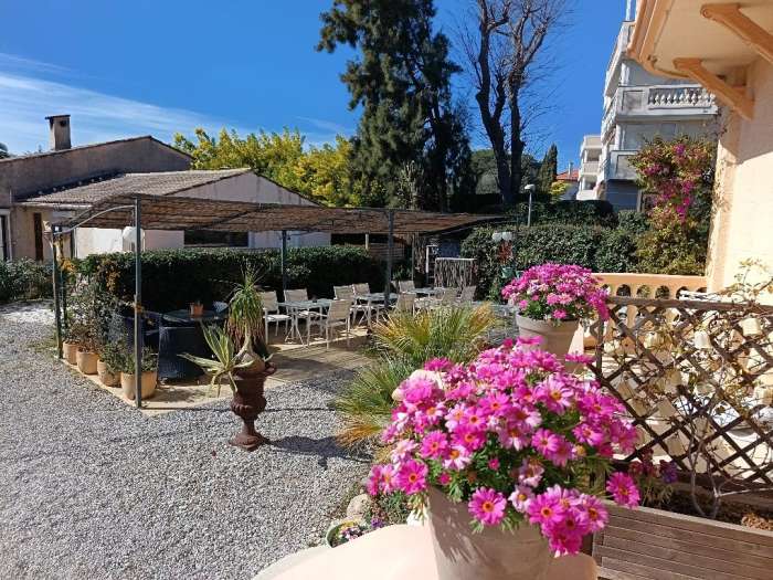 Vente Hôtel bureau, Résidence de tourisme 3* d'environ 17 chambres avec parking dans une zone touristique, à Saint-Raphaël (83700) en France