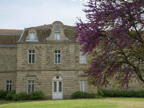 Vente Hébergement touristique de 7 0 pi2 à Annonay (07100) en France