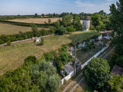 Vente Parcelle de terrain avec ancien moulin de 19970 pi2 à Saint-Savinien (17350) en France