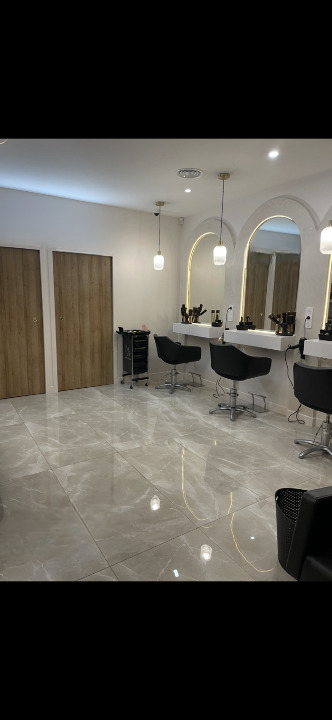 Vente Salon de coiffure, institut de beauté, head SPA, massages, soins du visage à Gennevilliers (92230) en France