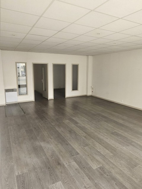 Vente Local commercial idéal pour Bureaux / Locaux professionnels, 66 m2 dans une zone dynamique, à Saintes (17100) en France