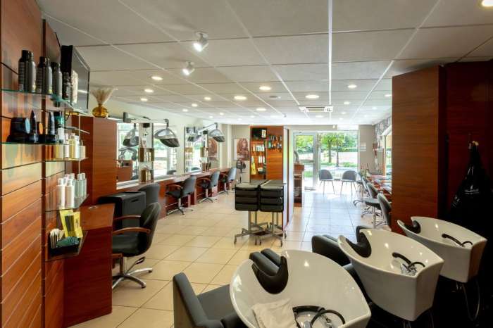 Vente Salon de coiffure, 610 pi2 dans un quartier résidentiel, à Élancourt (78990) en France