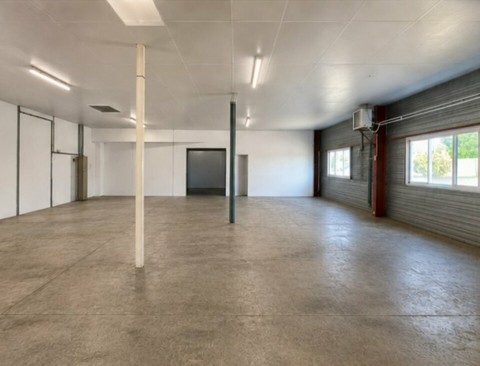 Vente Local commercial Local d'activité / Entrepôt, 975 m2 à Saint-Germain-du-Puch (33750) en France