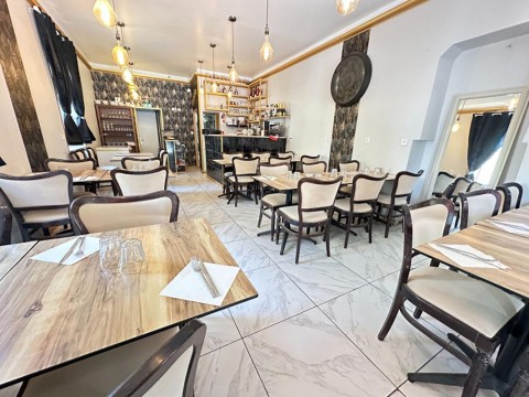 Vente Local commercial possibilité Restaurant 30 couverts avec terrasse en centre-ville de Grans (13450) en France