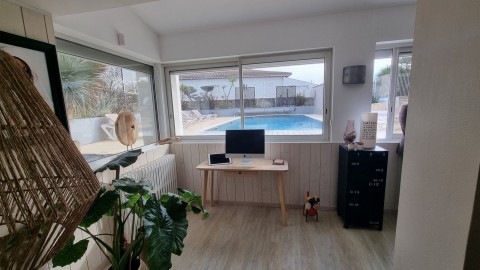 Vente Hôtel bureau d'environ 22 chambres avec piscine et parking en Charente Maritime (17) en France