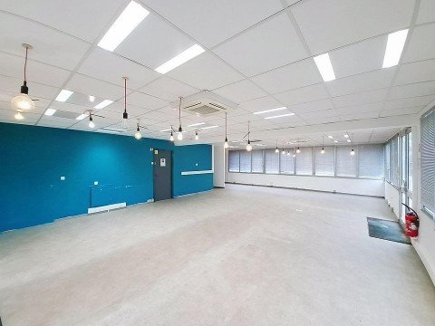 Vente Bureaux / Locaux professionnels, 4240 pi2 dans une zone d'activité, à Massy (91300) en France