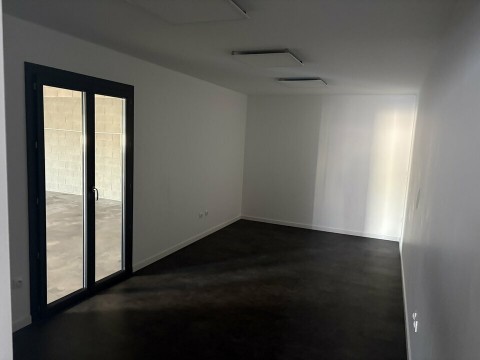 Vente Local commercial , 1360 pi2 à Peyrolles-en-Provence (13860) en France