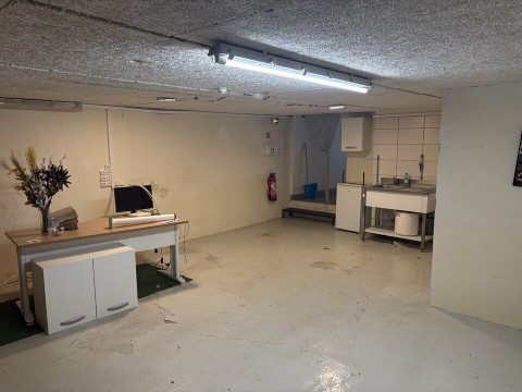 Vente Local commercial , 920 pi2 à Pertuis (84120) en France
