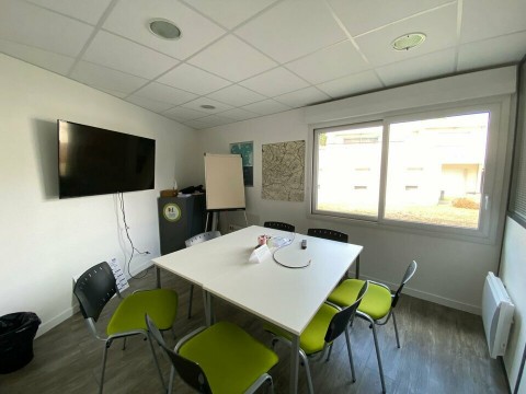 Vente Local commercial de 1090 pi2 au sein d'un petit ensemble commercial de proximité, à Saint-Sébastien-sur-Loire (44230) en France