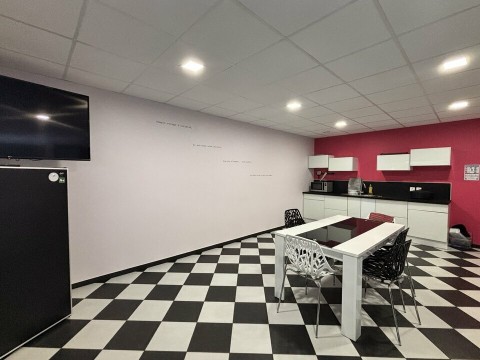 Vente Local d'activité / Entrepôt de 2 100 m2 à Gond-Pontouvre (16160) en France