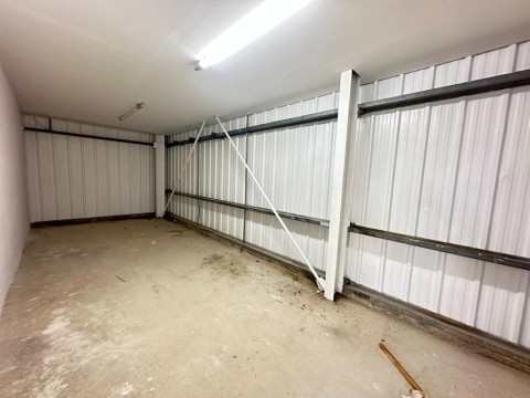Vente Box de stockage de 26 m2 à Miramas dans une zone industrielle (13140) en France