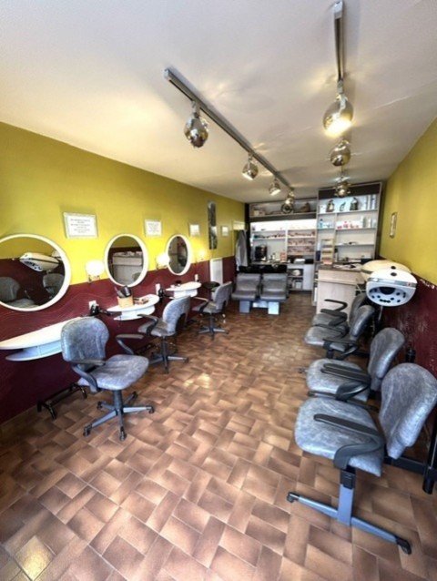 Vente Salon de coiffure de 440 pi2 en centre ville de Castellane (04120) en France