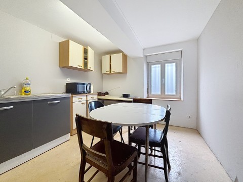 Vente Local commercial de 150 m2 pour nombreuses activités à proximité des commodités, à Petit-Couronne (76650) en France