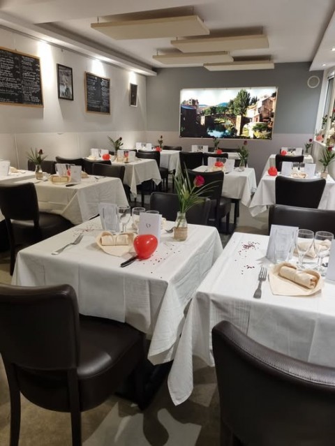 Vente Bar, Hôtel restaurant de 10 chambres au bord d'une rivière, à Millau (12100) en France