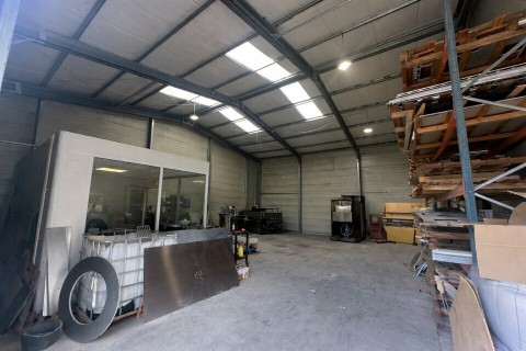 Vente Local d'activité / Entrepôt, 800 m2 dans une zone fréquentée, à Latresne (33360)
