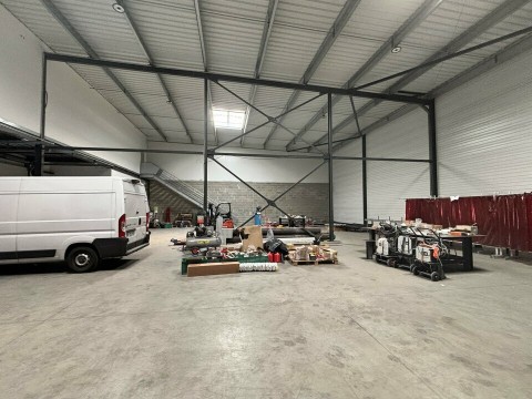 Vente Local d'activité / Entrepôt de 713 m2 à Tresses (33370) en France