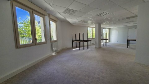Vente Bureaux / Locaux professionnels, 325 m2 dans une zone fréquentée, à Saint-Nazaire (44600)