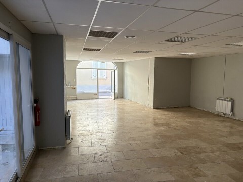 Vente Local commercial de 1300 pi2 à Piolenc (84420) en France